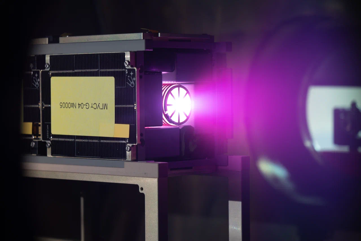 Испытание плазменного двигателя для космических спутников в лабюоратории МИФИ