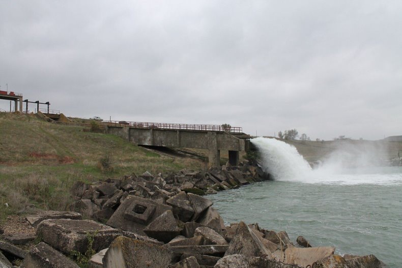 Консольный водосброс в работе