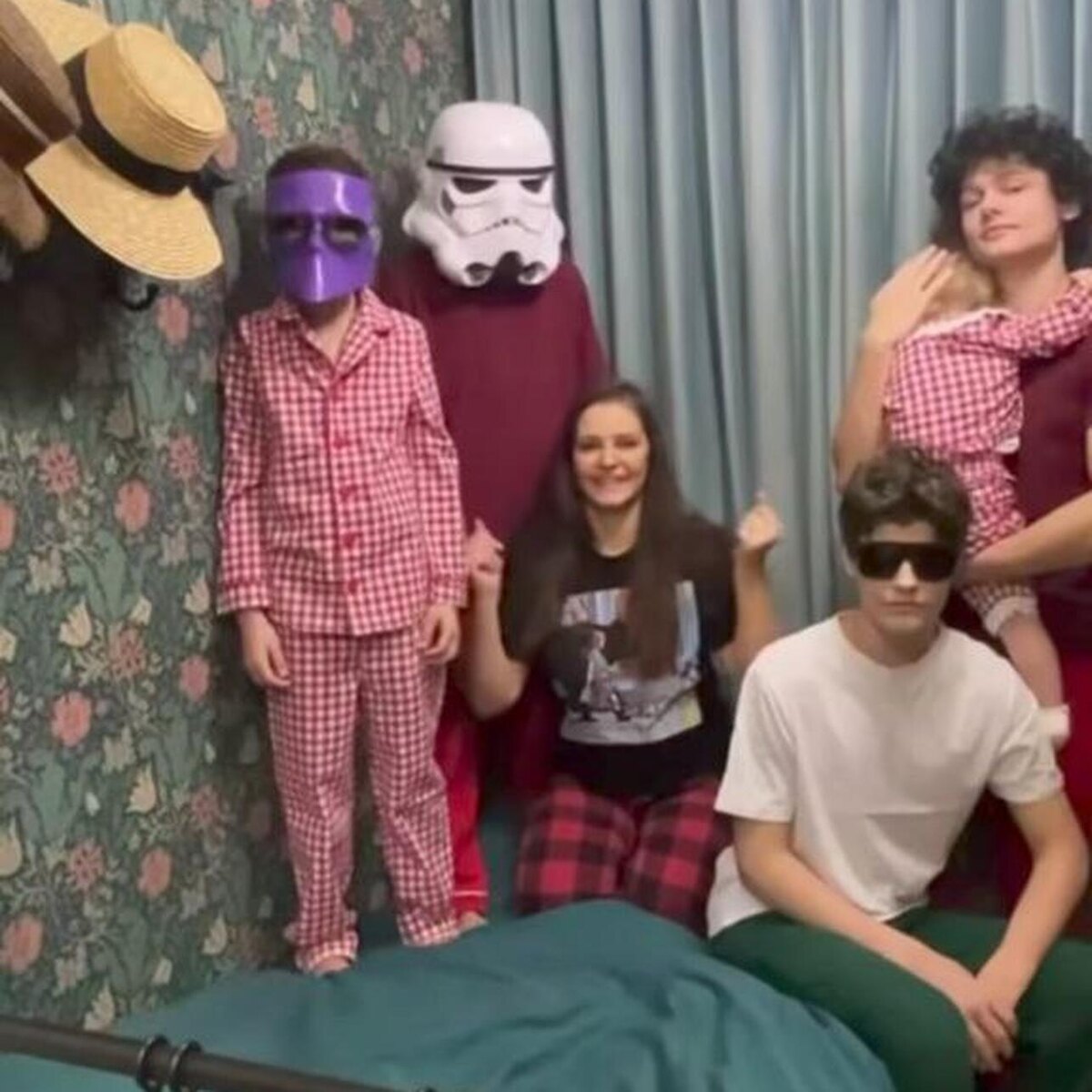    Глафира Тарханова с сыновьями и дочкой