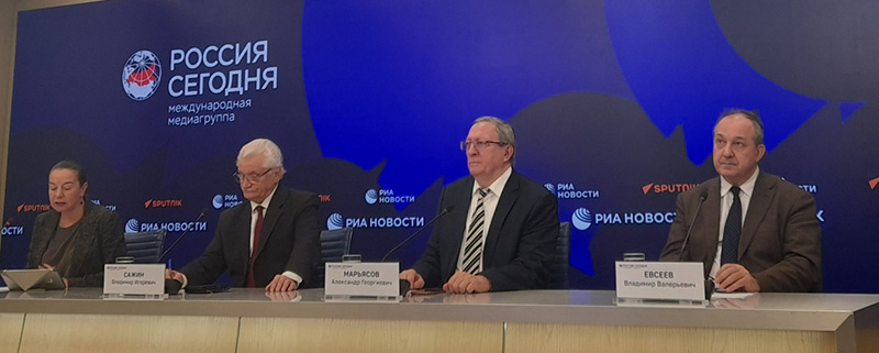 На круглом столе, посвящённом актуальной ситуации в Иране. Слева направо: О.Буряк (модератор), В.Сажин (старший научный сотрудник Центра изучения стран Ближнего и Среднего Востока Института востоковедения РАН), А.Марьясов (Чрезвычайный и Полномочный Посол России в Иране в 2001-2005 гг.), В.Евсеев (заведующий отделом евразийской интеграции и развития ШОС Института стран СНГ). Фото А.Торина.