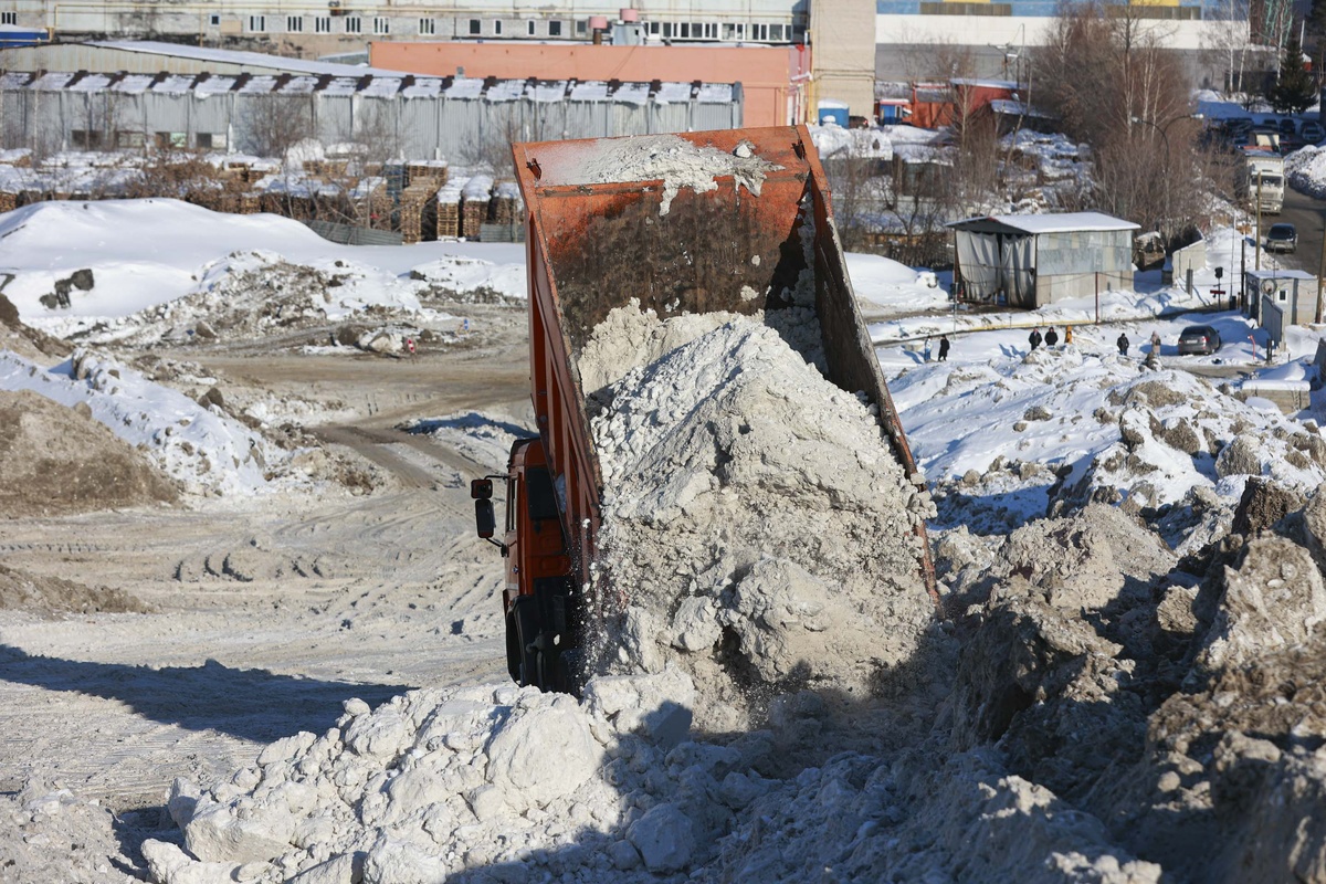 В Перми официально действуют две площадки для отвала снега.  Фото: Иван Кабанов