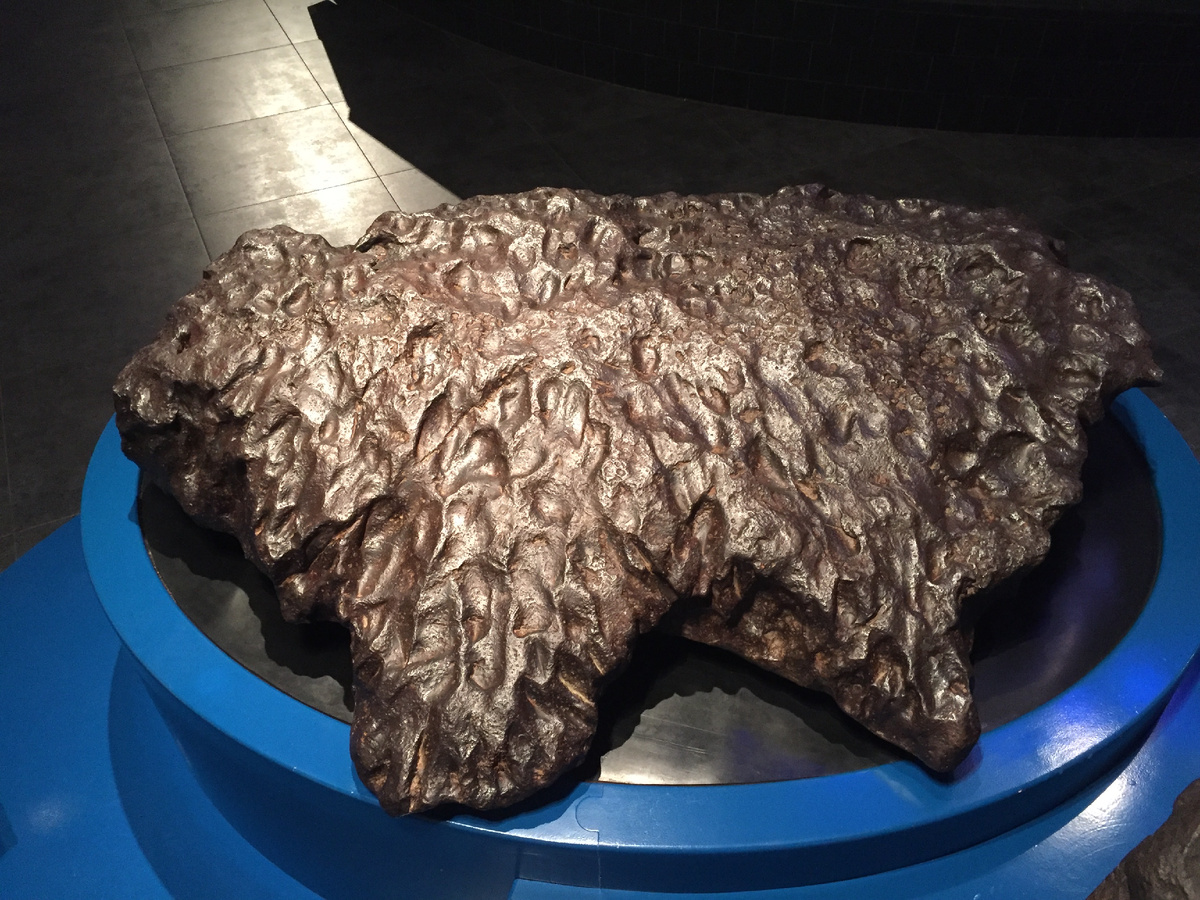 Железокаменный метеорит Сеймчан с характерными углублениями на поверхности – регмаглиптами. Размеры метеорита145х120х35 см, масса 1,5 тонны. Метеоритная коллекция Московского планетария.