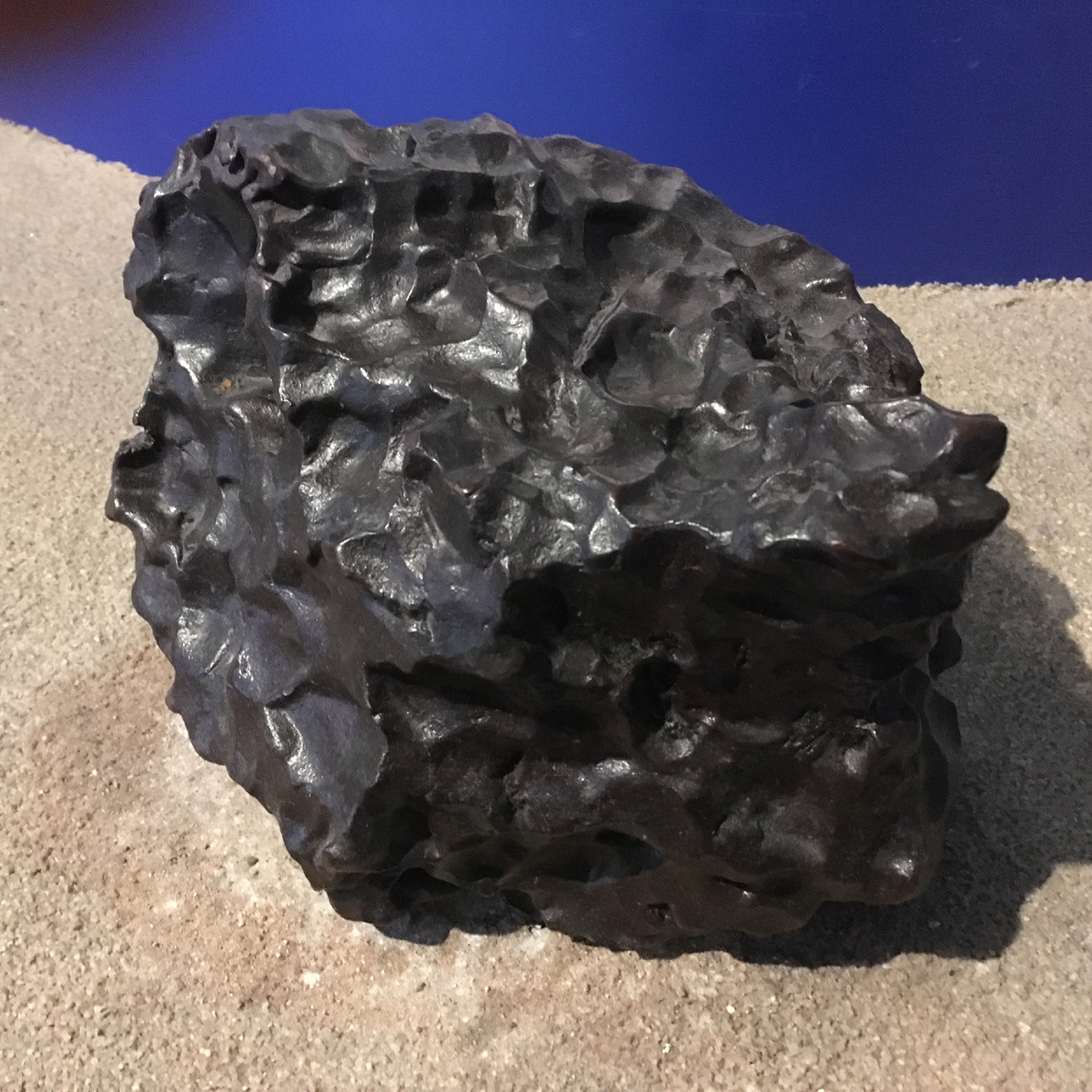 Фрагмент железного метеорита Сихотэ-Алинь с углублениями на поверхности – регмаглиптами. Масса образца 39,5 кг. Метеоритная коллекция Московского планетария.