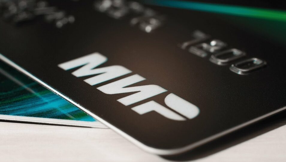 Юрист Пронина: за передачу банковской карты ребенку или супругу можно получить статью