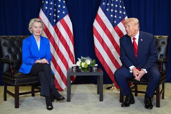 Председатель Еврокомиссии (ЕК) Урсула фон дер Ляйен и президент США Дональд Трамп. Обложка © ТАСС / АР