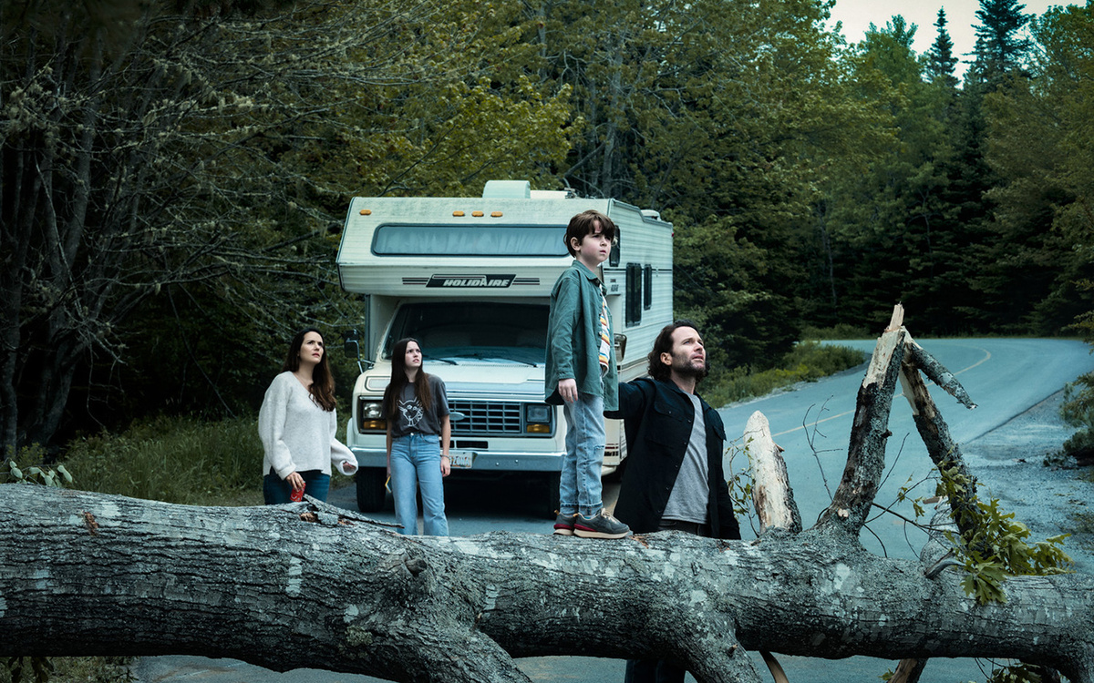 Кадр из сериала "Извне"