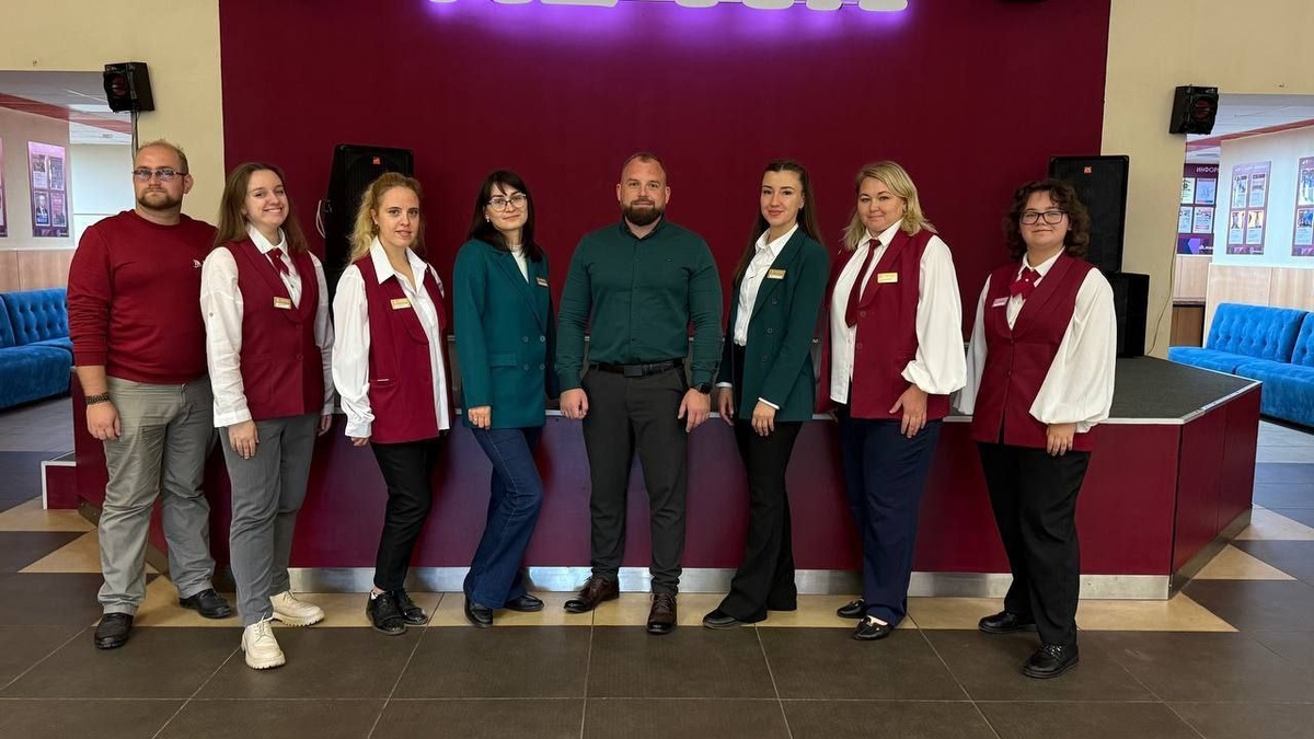 Директор ЦКД Мечта Александр Сергеев с коллективом