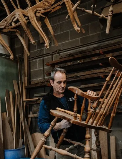 Реставрация антиквариата: продать как есть или вложиться в восстановление мебели?