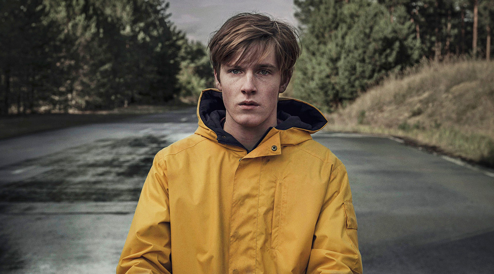 Немецкий сериал о маленьком городке, где исчезновение детей запускает цепочку событий, связанных со временем, судьбой и семейными тайнами.