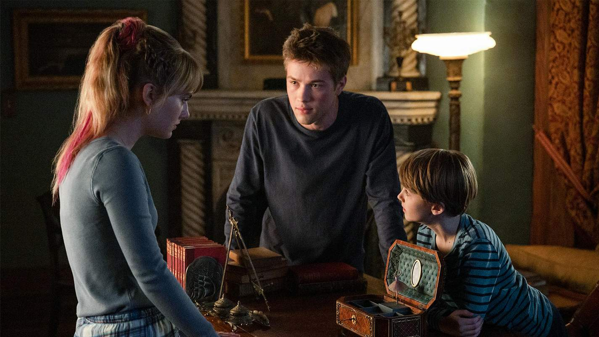 Сюжет о семье Локк которая после загадочного убийства отца переезжает в его старинный фамильный особняк «Дом Ключей» и обнаруживает там волшебные ключи, наделяющие разными способностями