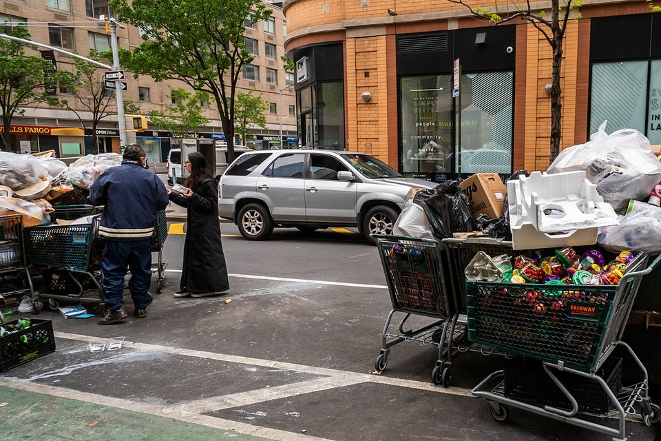    Фриганизм — извлечение пригодных продуктов из мусорных контейнеров магазинов. В США это часть философии борьбы с перепотреблением GLOBAL LOOK PRESS