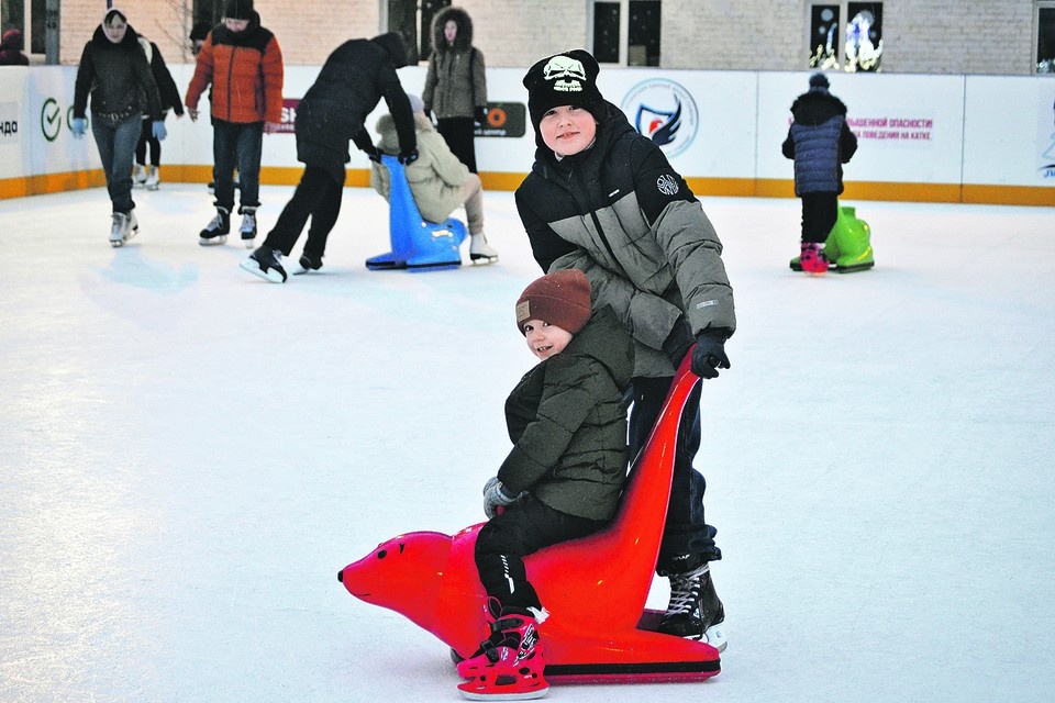    Первый в Луганске каток под открытым небом за последние 30 лет. Валерия РАЗИНА