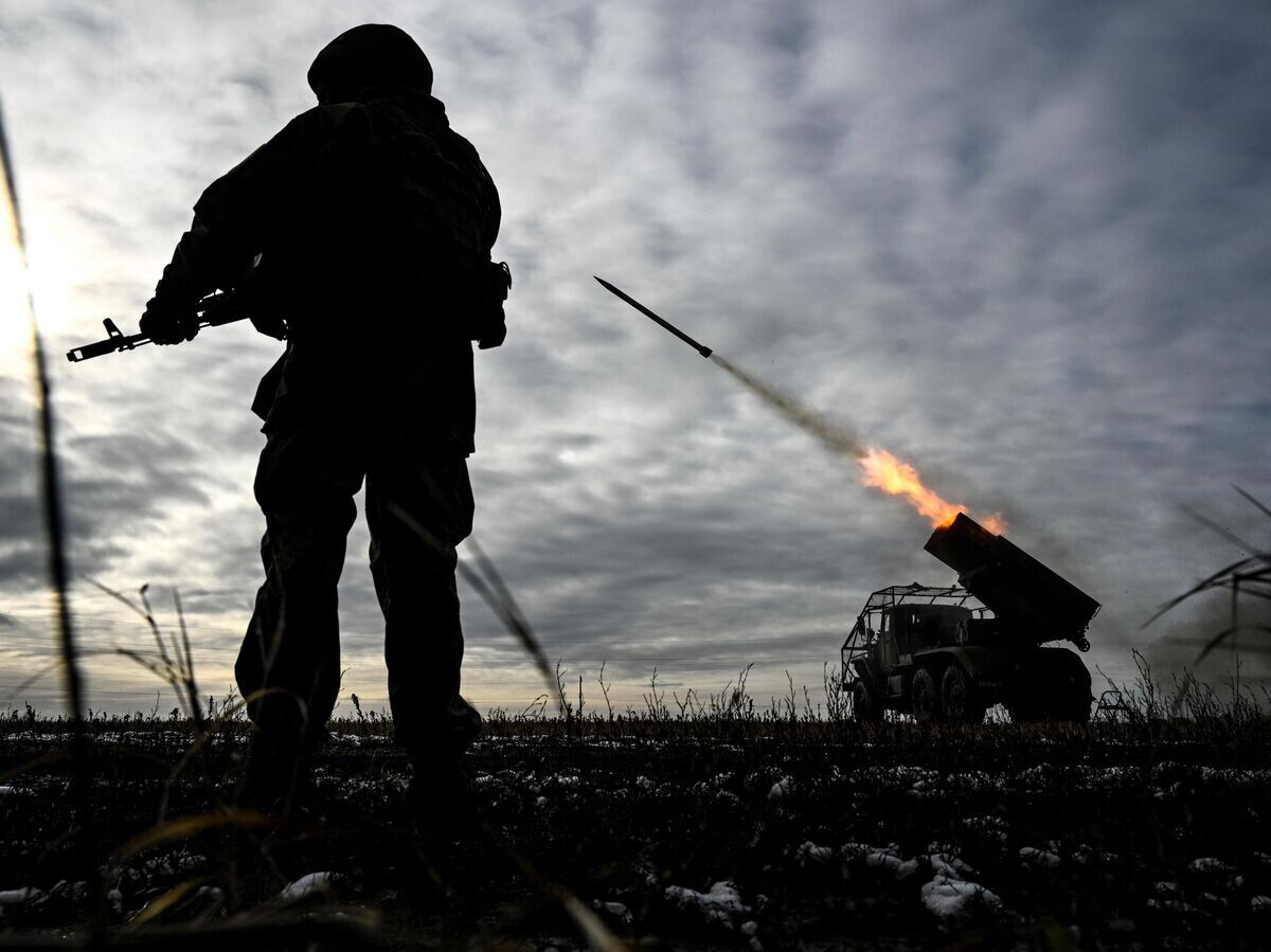    Военнослужащие реактивной артиллерийской батареи РСЗО БМ-21 "Град" 44-го армейского корпуса группировки войск "Север"© РИА Новости . Сергей Бобылев
