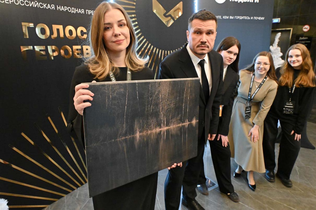 Фоторабота Константина Морозова "Звуковая дорожка леса" в руках Натальи Широковой — своеобразный символ голосов героев...