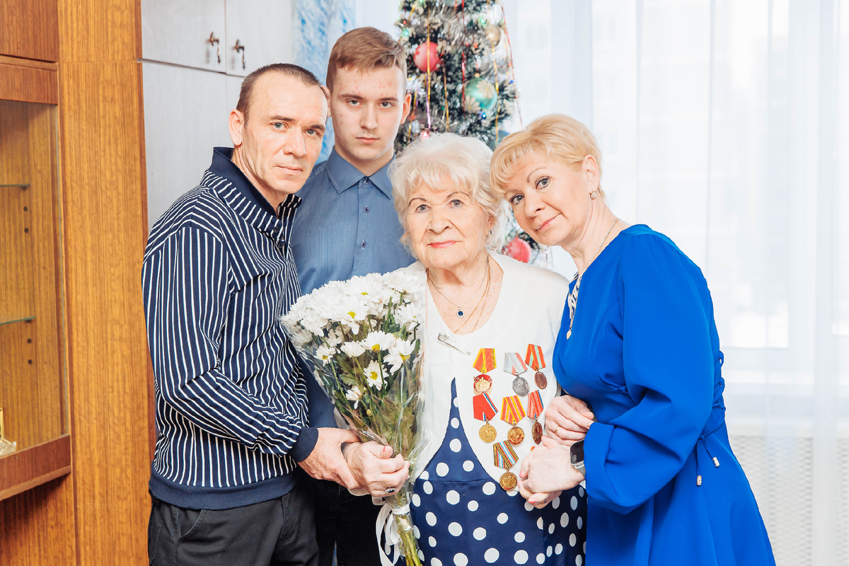 Евгения Поташкина ( в центре) с зятем Александром, внуком Владом и дочерью Ольгой