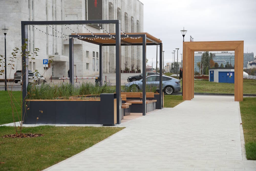 
 
 Осенью в Перми проходило голосование за лучшее название сквера. Оно едва не было сорвано после атаки ботов. В итоге, после отсеивания фальшивых голосов, победило название «Покровский». 
 
 Это название напоминает, что сквер находится на улице Ленина, которая до 1920 года носила название – Покровская. Это была главная магистраль дореволюционной Перми. 
]]>