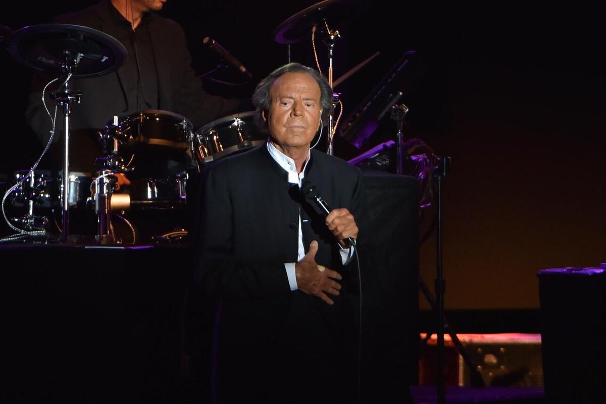    Хулио Иглесиас LEGION-MEDIA