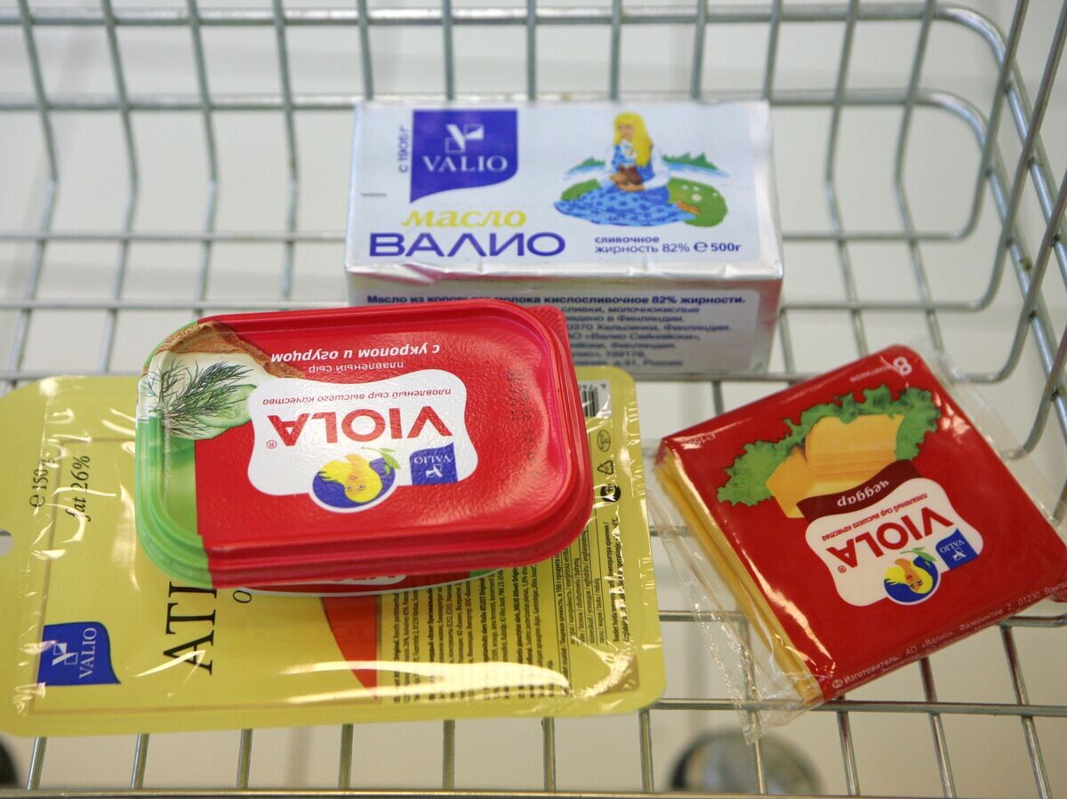    Плавленный сыр "Виола" марки "Валио" на прилавке в магазине© РИА Новости . Александр Кряжев