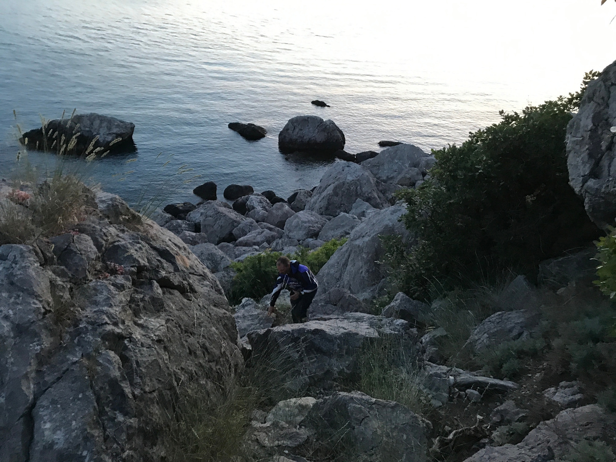 С товарищем спускаемся к морю