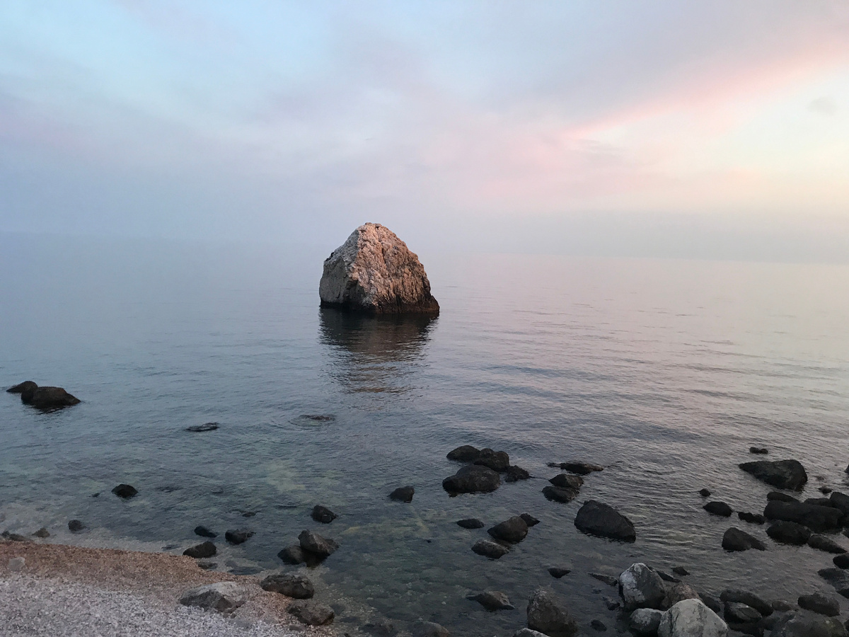 Этот камень так обильно испачкан чайками, что в темноте первое время светится (фосфор в испражениях птиц)
