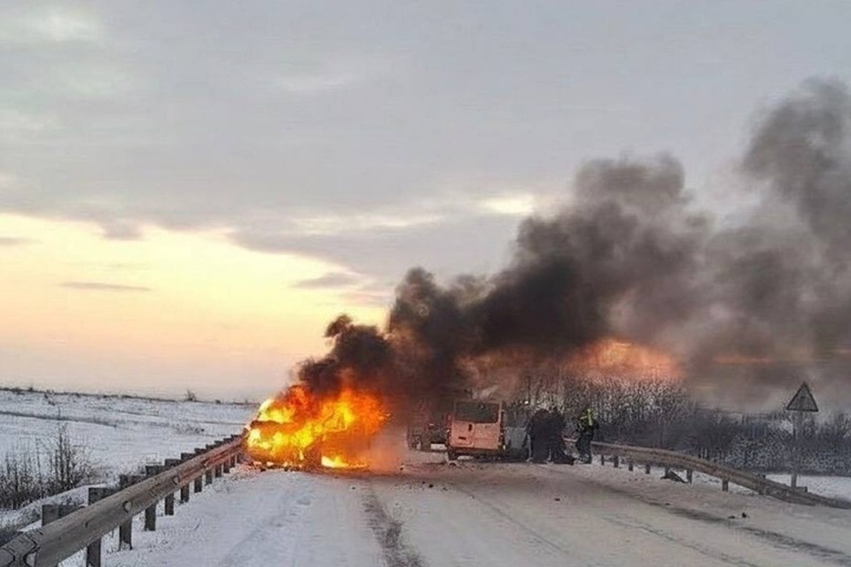    Два человека попали в реанимацию и один в больницу после ДТП на трассе в ЛНР. ФОТО: соцсети