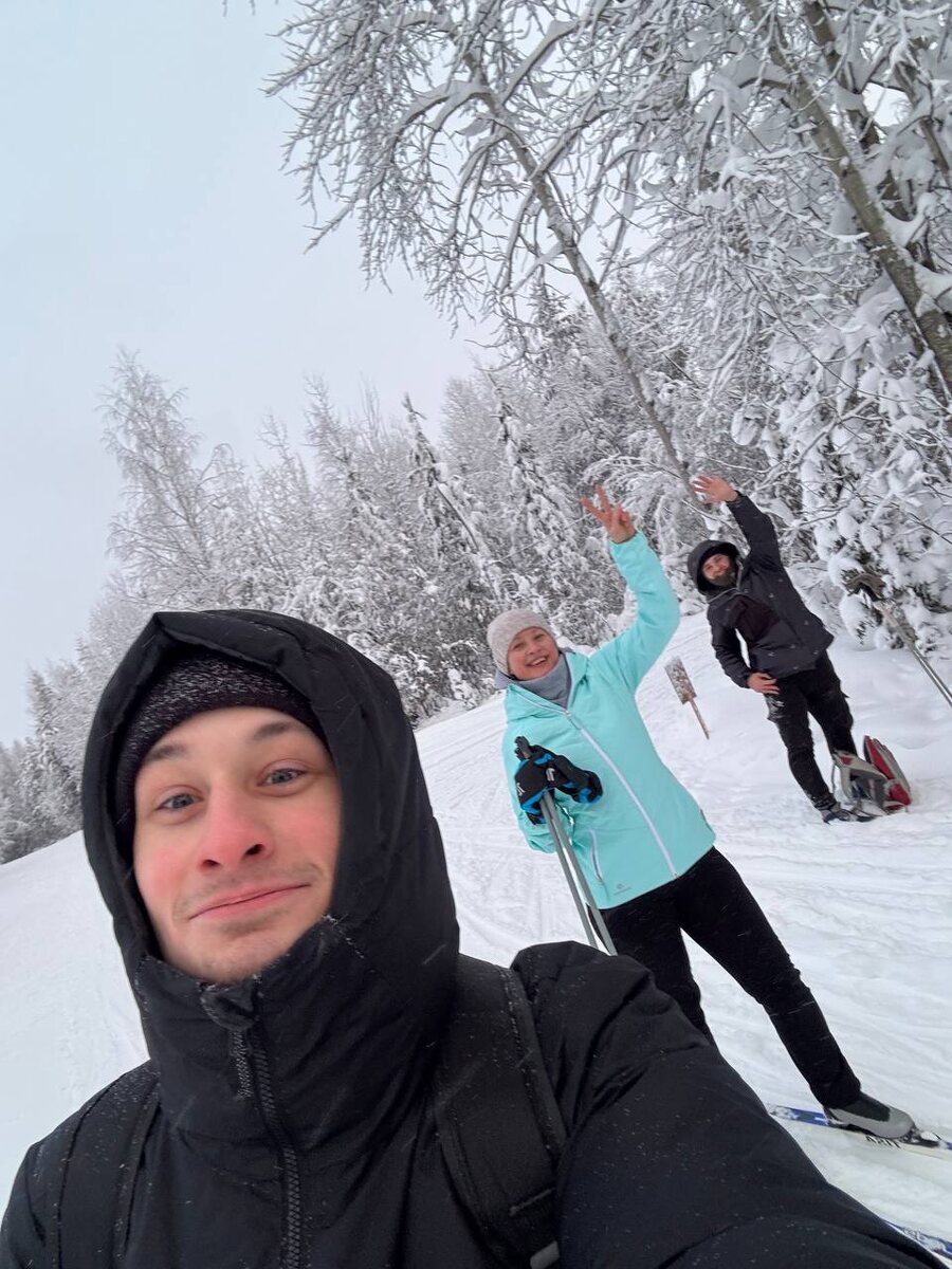 На переднем плане – мой племянник Данила, а позади – мы с сыном😄 