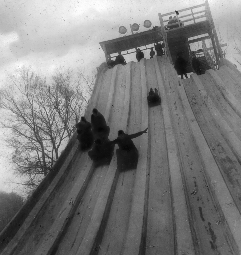 Катание на горках. Неизвестный автор, 1917 - 1927 год, архив Александра Евгеньевича Архипова.