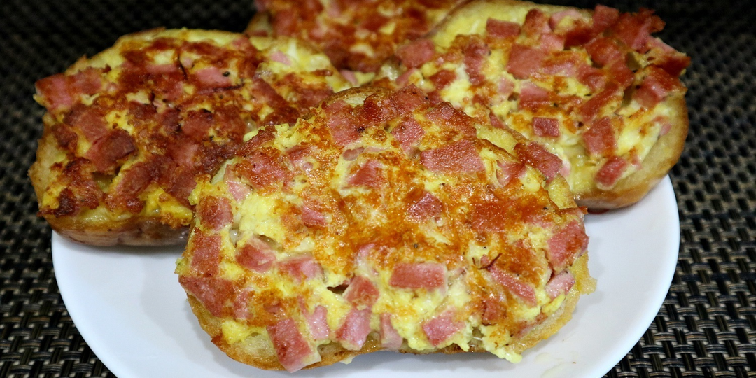 Вкусные горячие бутерброды с сыром и колбасой