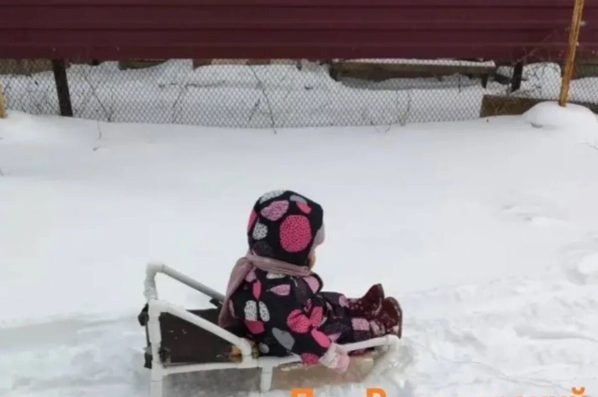    Астраханец собрал санки для внучки из подручных материалов