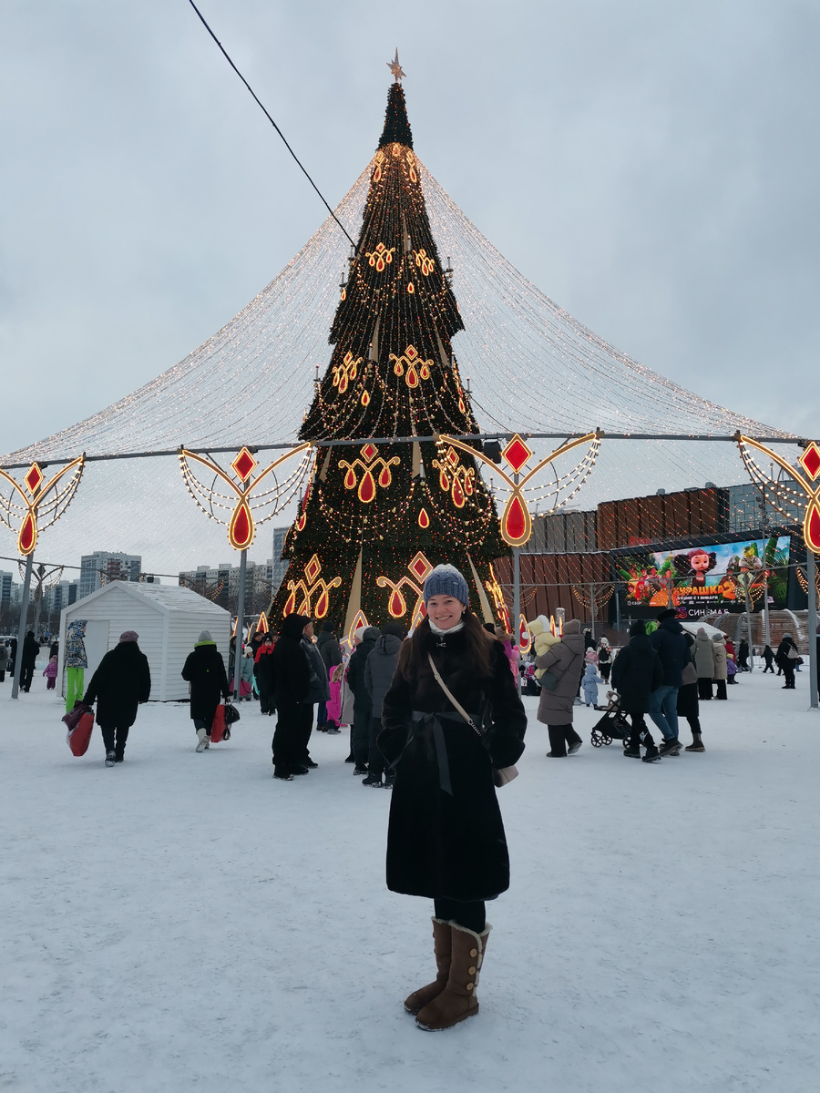 Вот такая красивая елочка у нас в Перми, специально приехала
