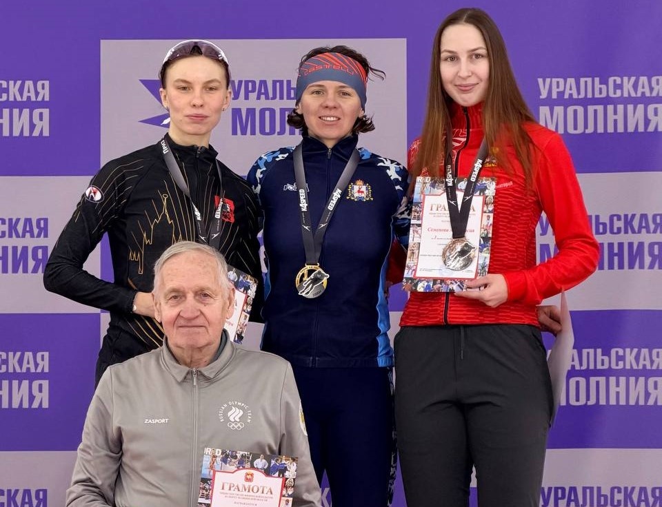    На вершине пьедестала – Дарья Качанова, рядом – её тренер Владимир Акилов