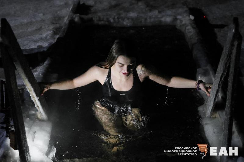    ЕАН / Девушка в крещенской купели