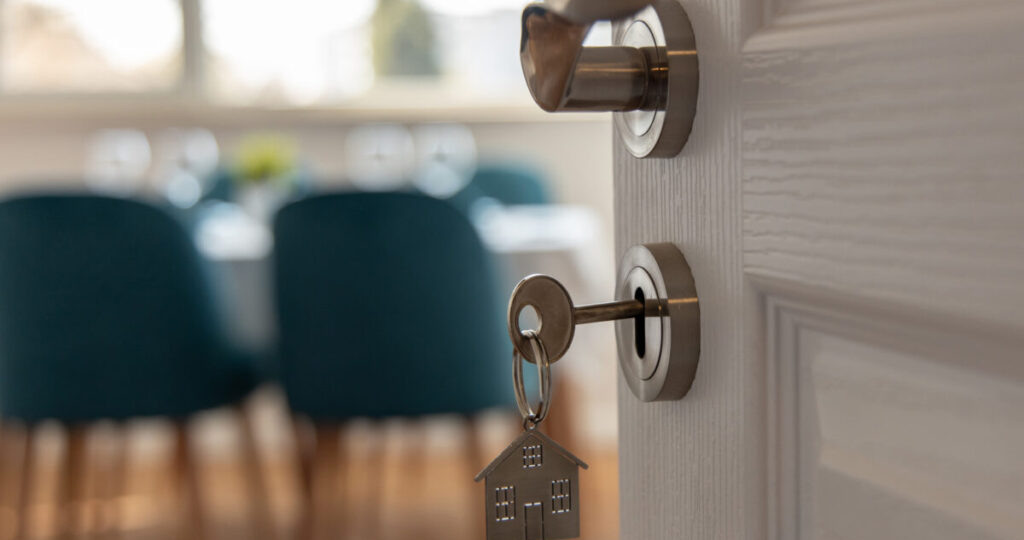 В Новосибирске аферисты похитили 14 квартир умерших жителей