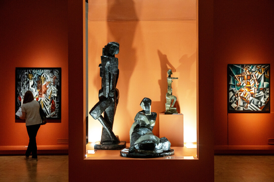    Выставка «Наш авангард» устроена как гайд по главным жанрам и именам актуального искусства начала XX века. В зале «Кубизм. Кубофутуризм. Футуризм» скульптуры Бориса Королева экспонированы в середине зала и превратились в инсталляцию Фото: Архивы пресс-служб