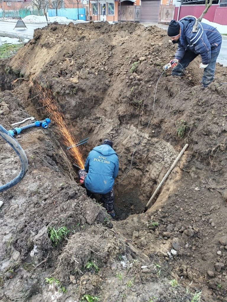    Старший мастер МУП «ЖКХ Тбилисского района» Алексей Демьяненко и бригада слесарей работали над ликвидацией одного из порывов ветхого водовода в станице Тбилисской, случившегося из-за плохих погодных условий / фото из архива МУП «ЖКХ Тбилисского района»