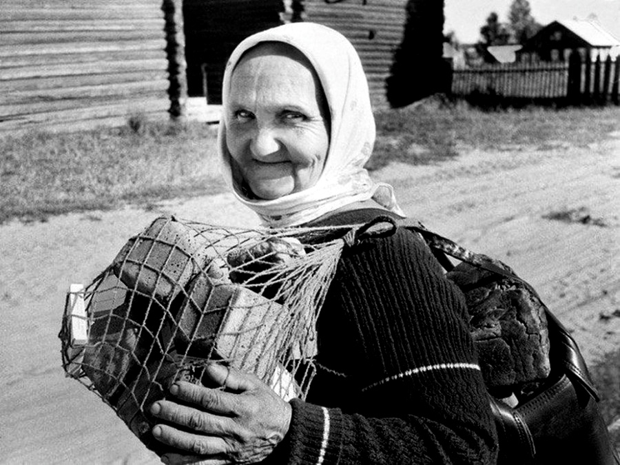 Всё своё ношу с собой! Вот такой была жизнь в советской деревне... Фото из открытых источников.