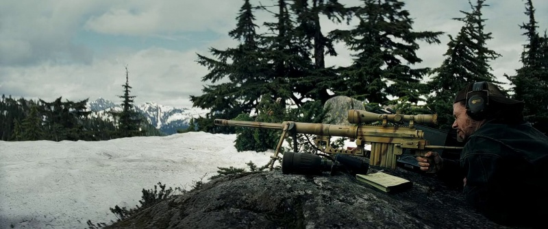 Боб Ли Суэггер с «Cheyenne Tactical M-200 Intervention», справа баллистический компьютер (кадр из фильма)