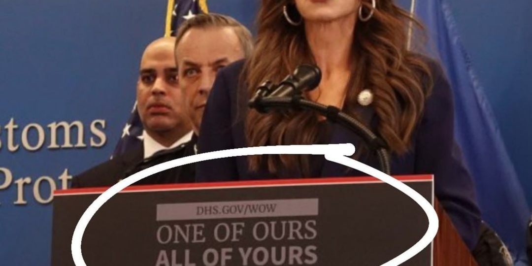 В США разгорелся скандал: глава министерства внутренней безопасности США Кристи Ноэм выступила на пресс-конфкеренци 9 января, стоя на