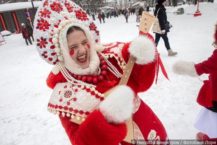 Артисты развлекают посетителей фестиваля "Фолково" в парке Сокольники города Москвы, Россия