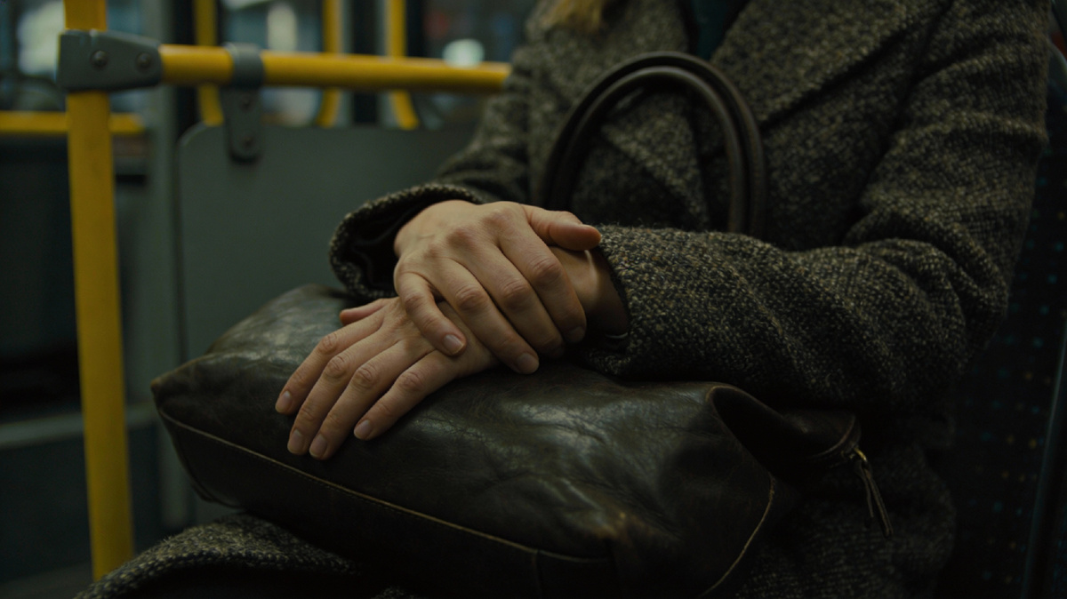 Тяжёлая сумка на коленях — как груз прошлого, который мы возим с собой по кругу.