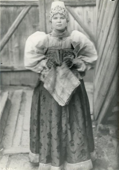 Фото: Званцев  М.П. Село Безводное Кстовский район. Девушка в праздничном костюме (вид спереди). Из комплекта негативов и контрольных фотоснимков «Крестьянские, бытовые и культовые постройки. Быт и промыслы Горьковской области»/ госкаталог.рф