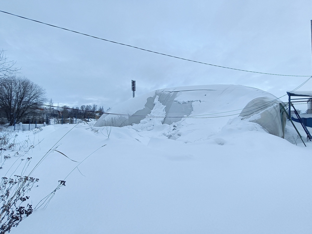     Воздухоопорный купол спортивного комплекса «Спартак» в Петрозаводске вновь сдулся© Столица на Онего