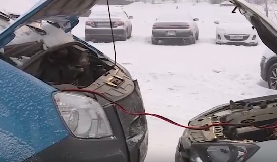     Красноярские автомобилисты с трудом заводили машины после морозной ночи