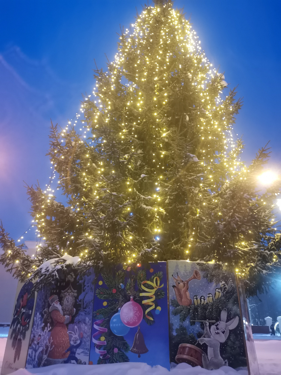 Наша елочка около Дворца Гознака