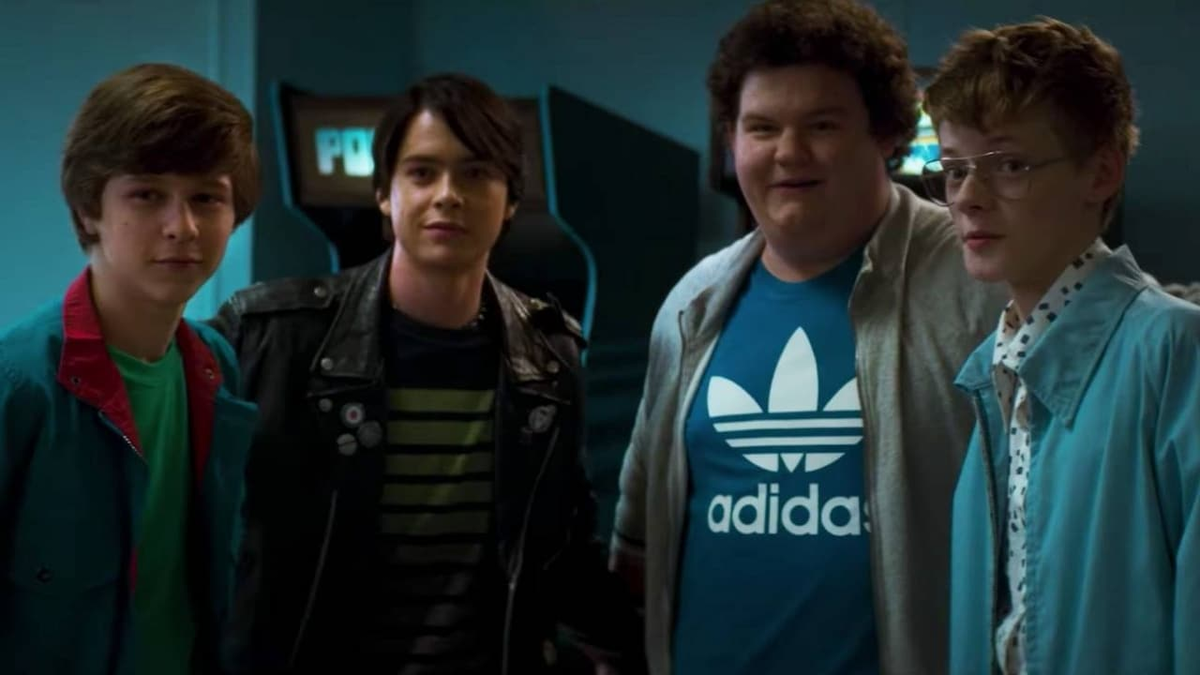 Четверо подростков летом 1984 года начинают собственное расследование и приходят к выводу, что серийный убийца может скрываться в доме уважаемого полицейского по соседству.