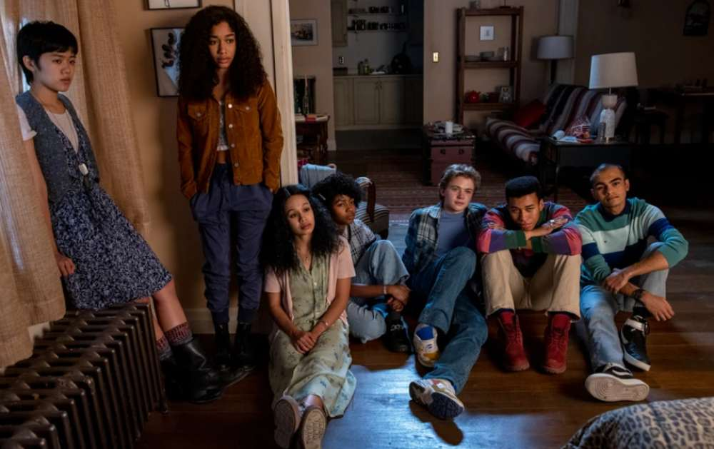 Группа неизлечимо больных подростков живёт в хосписе и по ночам рассказывает страшные истории, пока однажды не заключает пугающую сделку: первый умерший должен подать знак с того света.