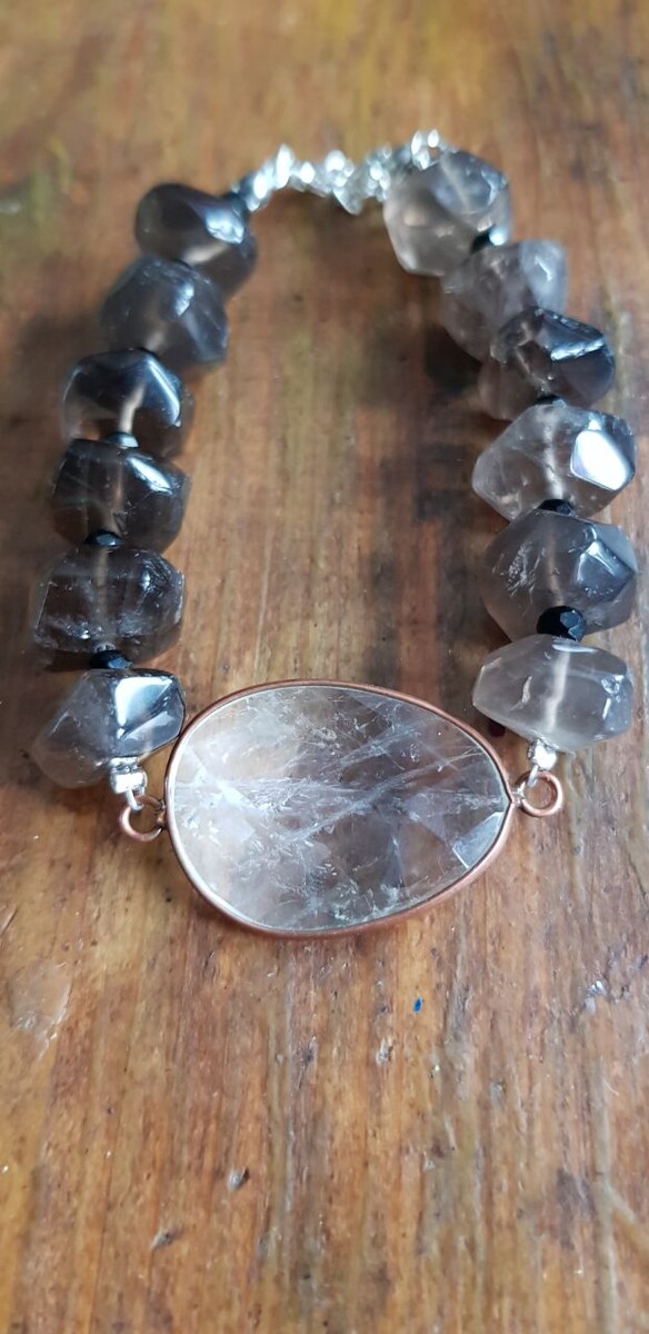 Готовимся к новым выставкам, На фото браслет из горного хрусталя и дымчатого кварца. Работа мастерской АртЛАМБ.
