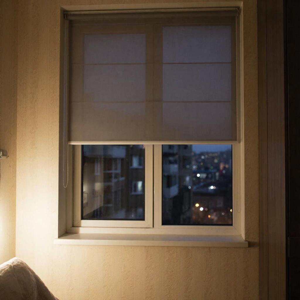 На окнах только рулонные шторы