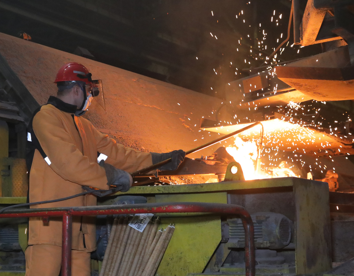 При замере температуры металла разливщик стали чувствует себя комфортно в такой спецодежде. Фото Валерия Воронова / «Медиацентр»