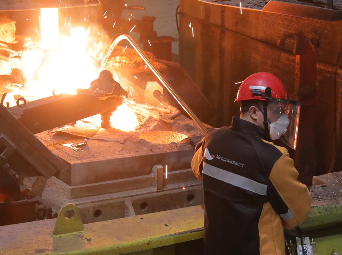 Костюм «Фаренгейт» прошёл проверку металлом - от него отскакивают искры. Фото Валерия Воронова / «Медиацентр»